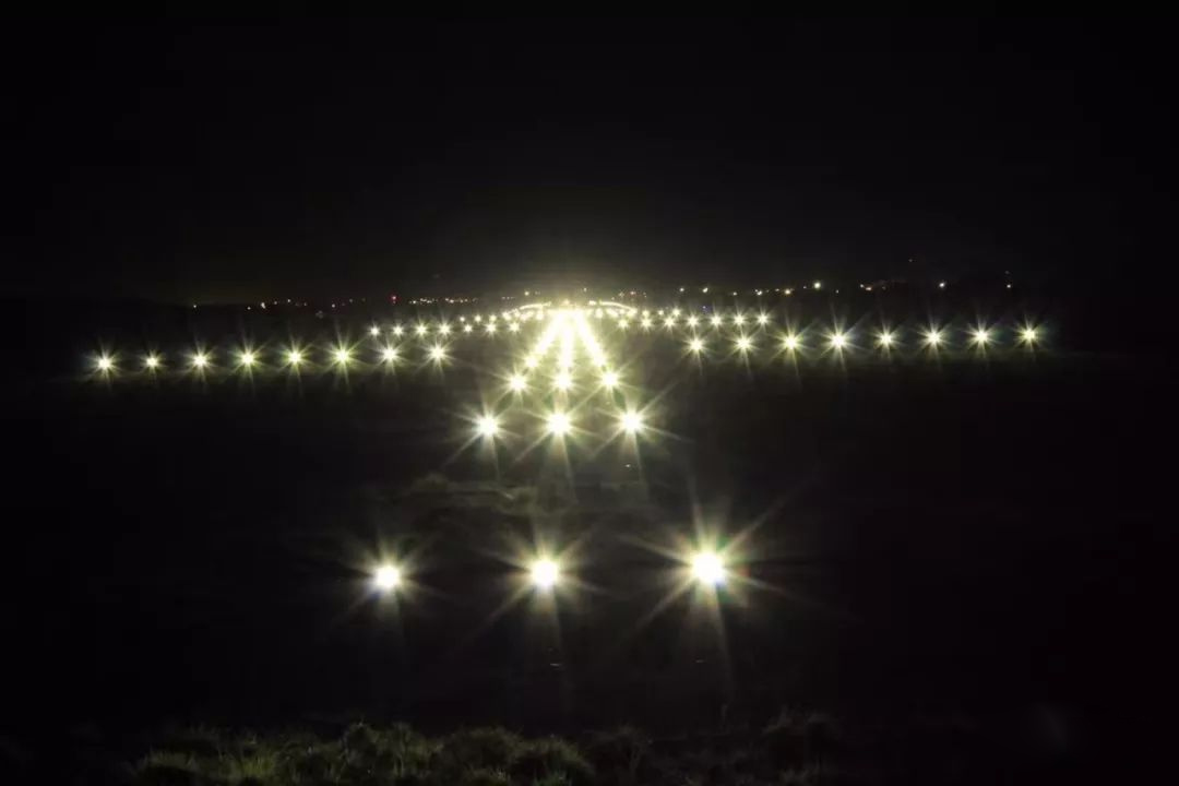 利比里亞國際機場跑道上的LED燈點亮了！