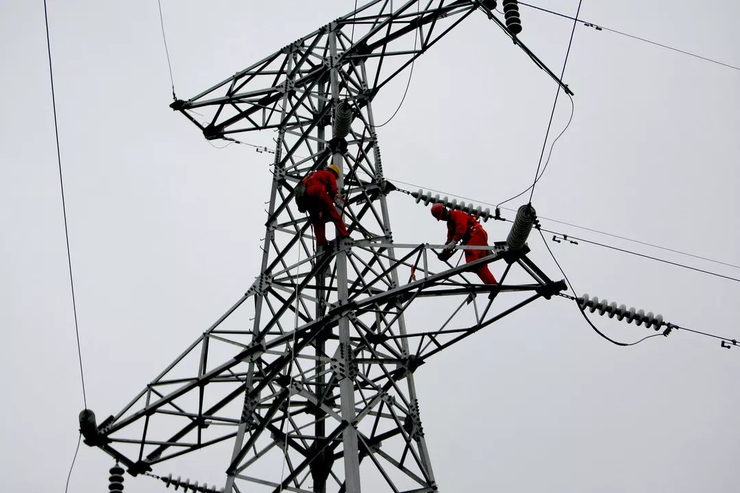 高溫下的電力守護者-記奮斗在運行巡檢一線的員工李長穩