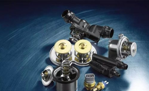 用手持式紅外測溫儀測量散熱器上、下水管的溫差,保證發(fā)動機工作溫度。