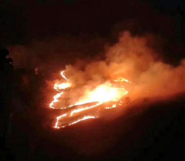 四川甘孜藏族自治州境內發生較大面積森林火災，消防撲救