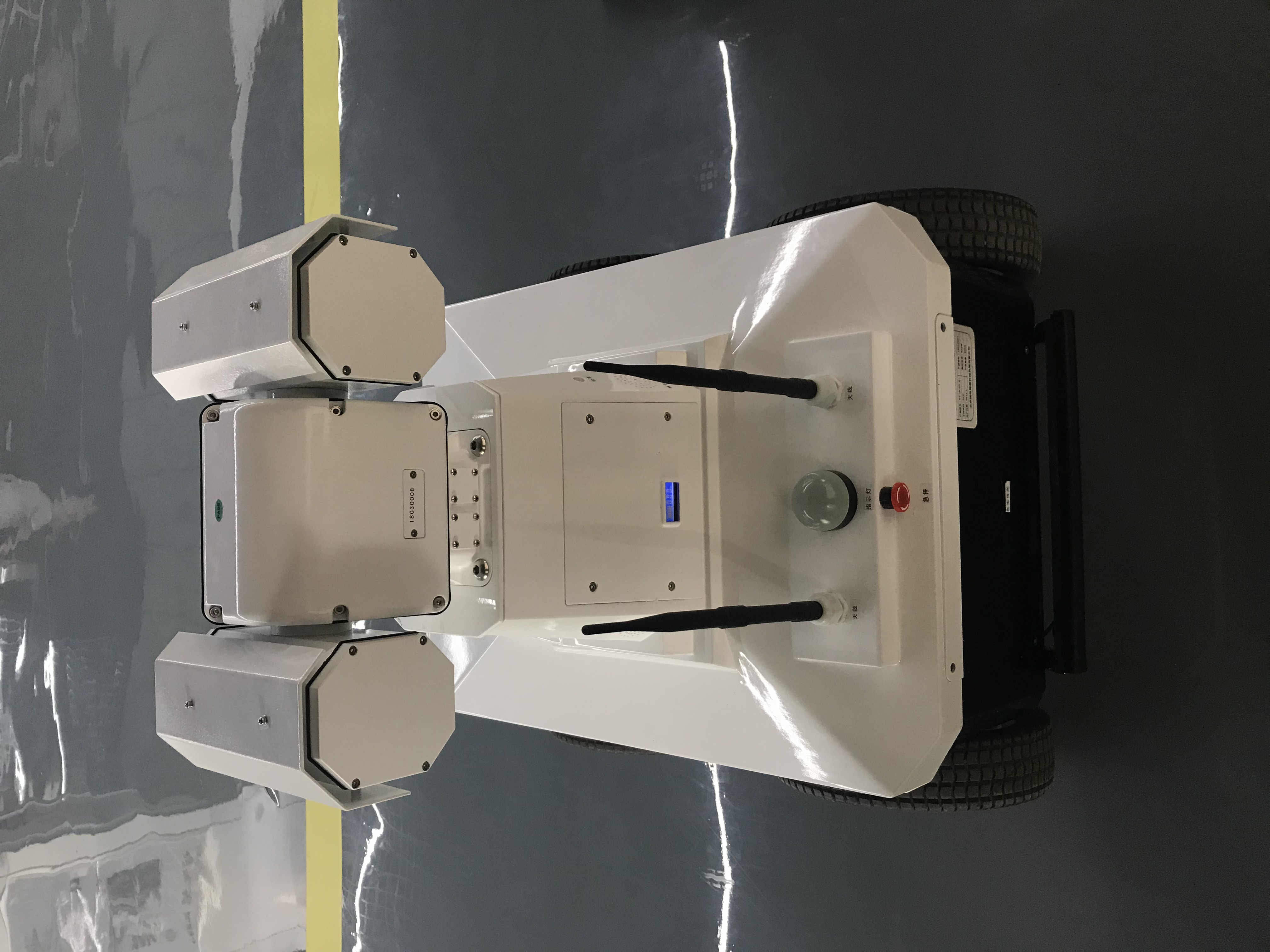 今天，安防機器人也來了