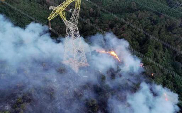 高壓輸電線路周界防范自然火災，智慧視頻監控雙光譜熱成像攝像機